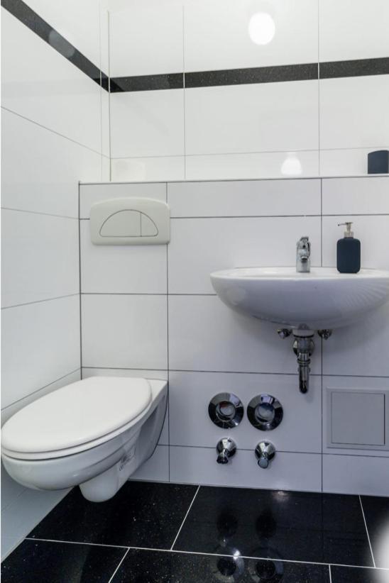 Homefy Oldtown Apartment - 6 People - 2 Bath - Balcony - Top Location Düsseldorf Exterior foto
